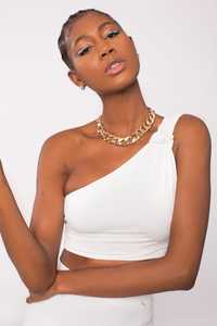 เสื้อครอปท็อปผู้หญิงคุณภาพพรีเมียม ดีไซน์เซ็กซี่แบบเปิดไหล่ข้างเดียว สไตล์สตรีทแวร์ ผ้าริบ ทรงเข้ารูปแบบลำลอง แขนกุด ทรงสั้น ดีไซน์ไม่สมมาตร - Product Image 5