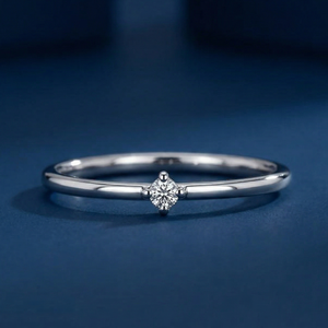 Bague empilable minimaliste pour femme en or 14 carats plaqué rhodium avec diamant de laboratoire solitaire rond brillant 0,03 carat - Product Image 1