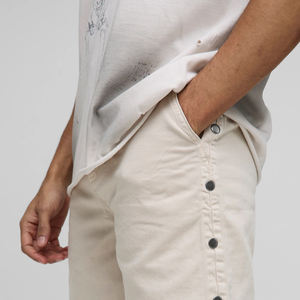 Shorts élégants pour hommes en sergé, parfaits pour une collection estivale décontractée et confortable, design tendance, respirant, avec logo personnalisé - Product Image 6