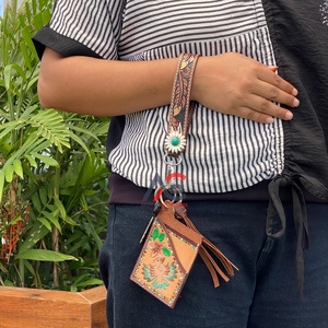 2025 nouveau personnalisé usiné à la main en cuir plume Design et fleur Concho bracelet pour femmes en cuir véritable porte-clés porte-sangle - Product Image 1