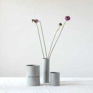 Jarrón de flores gris hecho a mano, florero de Metal decorativo de escritorio con forma de cilindro clásico moderno para decoración de mesa de oficina en casa - Product Image 1