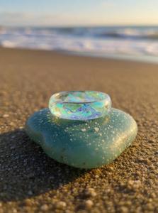 Anillo de Resina Multicolor de Alta Demanda, Joyería Duradera para el Trabajo, la Escuela o Reuniones Informales, Disponible para la Venta - Product Image 5