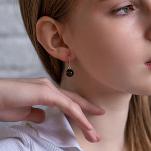 Pendientes de shungita con una perla redonda pulida de 0,35 pulgadas (9 mm) - Product Image 3