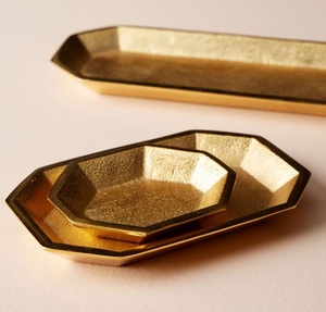 Bandeja de Servicio Tradicional de aluminio fundido con borde y acabado pulido para cenas elegantes o almuerzos - Product Image 2