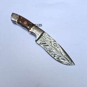 Diseño personalizado hecho a mano patrón de plumas de acero de Damasco Skinner caza/cuchillo de Camping hoja fija con mango de madera OEM - Product Image 1