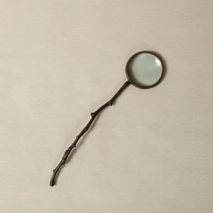 Loupe à manche en forme de branche inspirée de la nature, en laiton antique, design en métal moulé, accessoire unique pour la maison et le bureau - Product Image 3
