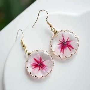 Boucles d'oreilles coeur en résine avec détails scintillants Boucles d'oreilles rondes en résine avec de vrais pétales de fleurs à l'intérieur au coût le plus bas - Product Image 4