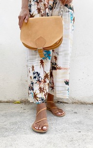 Sac à main en cuir minimaliste le plus demandé pour femmes avec fermeture magnétique disponible à la vente - Product Image 5