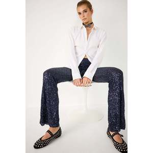 Pantalones Casuales de Corte Regular en Tela Elástica Brillante - Product Image 5