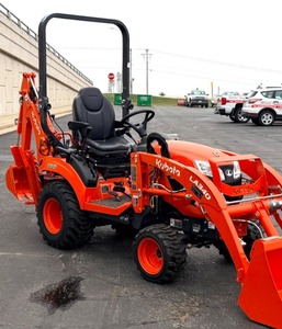 Tracteur Kubota BX23S avec chargeur frontal et pelle arrière, accessoires de tondeuse disponibles également. - Product Image 5