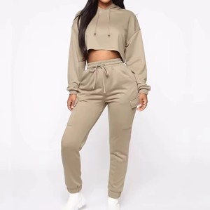Survêtement d'hiver pour femme de haute qualité, grande taille, coupe ajustée, avec sweat à capuche court en polaire et pantalon à poches latérales - Product Image 1