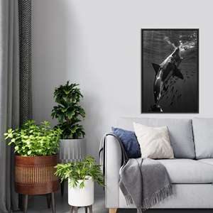 Art mural élégant avec requin : Impression sur toile sur le thème de l'océan pour la décoration de la maison, TOILE ENCADRÉE NOIRE - Product Image 1