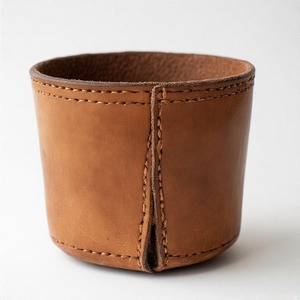 Maceta de cuero cosida a mano en miniatura con acabado de grano natural, perfecta para exhibición suculenta de mesa o estilo de acento en el espacio de trabajo - Product Image 1