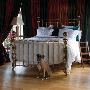 Estructura de cama de latón de inspiración vintage para decoración de dormitorio rústico con detalles artesanales, encanto atemporal, atractivo de calidad premium - Product Image 2
