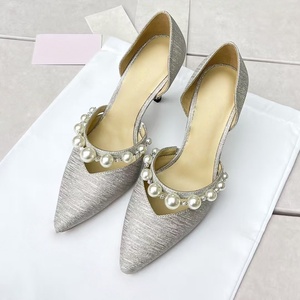 Chaussures de mariée élégantes blanches à talon chaton pour femme – Escarpins confortables à talon bas, bout pointu, bride en dentelle et perles – Idéales pour mariage et été - Product Image 1