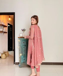 Vêtements brodés décontractés avec un design de vêtement cousu élégant, parfaits pour les femmes à la recherche d'une mode élégante et moderne et modeste - Product Image 6