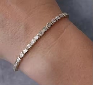 Brazalete de Tenis con Moissanita Corte Esmeralda Estilo Este-Oeste de Sevgi Jewelry, Brazalete de Línea con Engaste de Bisel en Múltiples Longitudes - Product Image 1