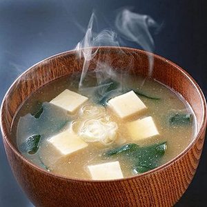 Ensaladera de diseño simple en madera pura con forma redonda y color marrón, perfecta para la cocina casera y artículos para servir alimentos - Product Image 6