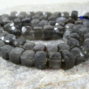 Top Grade 7mm 8mm naturel Flashy gris pierre de lune à facettes Cube perles collier fabriqués à la main perles de pierres précieuses bijoux du fournisseur - Product Image 1