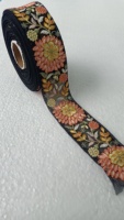 Rubans floraux brodés noirs sur mesure avec des fleurs multicolores idéales pour les concepteurs de robes idéaux pour la revente
