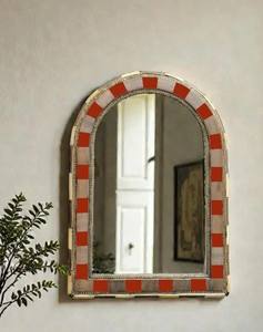 Miroir mural en noyer cintré avec incrustations en cuivre et résine, fabrication artisanale de luxe - Product Image 1