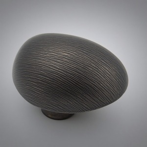 Bouton de porte en fer fabriqué à la main avec une forme inégale et une finition mate conçue pour les portes intérieures décoratives - Product Image 4