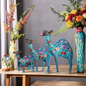 Escultura de mesa de camello hecha a mano intrincada decoración artesanal pintada a mano para el hogar para estante o fines de regalo - Product Image 1