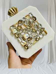 Sculpture de table en résine écologique pour la décoration de la maison, artisanale, classique, peinte à la main, forme naturelle - Product Image 3