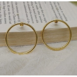 Pendientes de Aro y con Perno de Latón Hechos a Mano, Bañados en Oro con Estilos Clásicos y Religiosos, con Perla de Rodio como Piedra Principal - Product Image 4