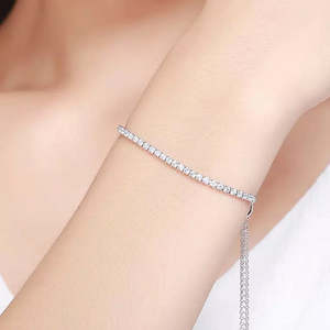 Pulsera de tenis Hallmark Silver Solitaire, elegante y a la moda, con un diseño único. - Product Image 1
