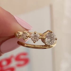 Anillo de compromiso para mujer con cinco diamantes de laboratorio certificados IGI de 0.80 quilates, corte brillante D-E-F VVSVS, excelente claridad y fuego. - Product Image 1