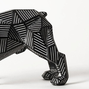 Sculpture de pièce maîtresse de chien noir en résine pour affichage de table basse et accent décoratif d'intérieur de maison moderne et élégant - Product Image 3