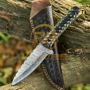 Couteau de chasse tactique en acier Damas fait main, OEM, avec manche en bois et étui en cuir pour le camping en plein air - Product Image 4