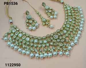 Conjunto de pendientes de collar de perlas de Gargantilla Kundan de tono dorado tradicional y de moda de lujo indio con Mangtikka para mujeres y niñas - Product Image 2