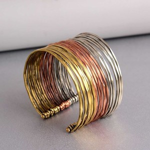 Bracelet de manchette en laiton pur fabriqué à la main de l'Inde Artisan conçu accessoire de mode à rayures concaves large Style concave - Product Image 6
