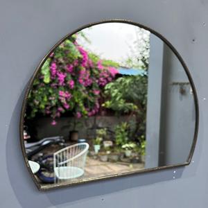 Miroir mural décoratif demi-rond au design unique avec finition noire - Product Image 2