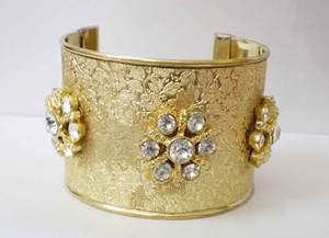 Bracelet large en cuivre plaqué or de luxe avec trois accents de fleurs en cristal scintillantes complexes et artisanat floral texturé en métal - Product Image 5