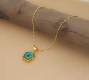 Collier pendentif en agate verte naturelle de luxe, fait à la main, chaîne à maillons plaquée or, bijoux pour femmes - Product Image 3