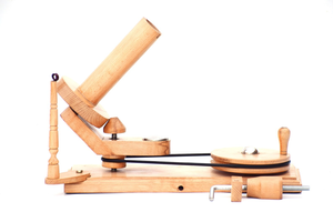 Bobinadora de hilo de madera de haya hecha a mano, bobinadora de bolas de tejer y ganchillo para regalar y tejer, regalo perfecto para tejedores - Product Image 3