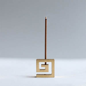 ที่ใส่ธูปทองเหลืองทรงเกลียวทรงสี่เหลี่ยม - Product Image 1