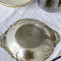 Assiette de présentation en relief floral argenté vintage avec poignées ornées pour décor de table à manger et plat de service à usage domestique festif