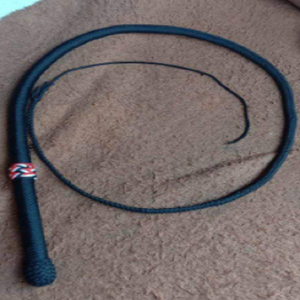 ROYAL INTRNATIONAL Látigo de Cuero Genuino Negro de 6 Pies, Modelo Master Action, para Montar a Caballo, Hecho en Uttar Pradesh - Product Image 2