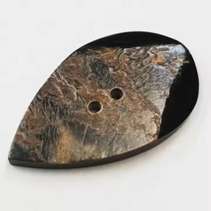 Botones de abrigo de piel natural de cuerno de búfalo de un agujero pulido de alta calidad precio razonable para prendas y artesanías - Product Image 2