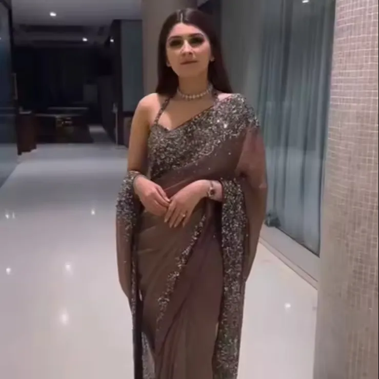 Bellissima Georgette saree con lavoro in sequenza con bordo in pizzo in sequenza, abiti da sposa sari, abiti da festa firmati sari.