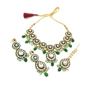 Parure de bijoux ethniques plaquée or 24 carats, collier et boucles d'oreilles goutte d'eau Kundan Polki, perles vertes et accents de perles en alliage, pour mariée - Product Image 4