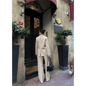 Conjunto de Chaqueta y Pantalones Beige con Detalle de 4 Botones en las Mangas, Tela Satinada y Decoración Elegante - Product Image 1