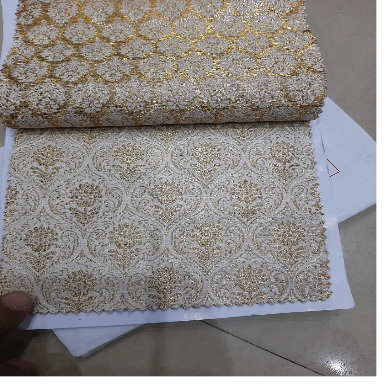Telas de seda brocado hechas a medida, blancas y doradas, ideales para diseñadores de vestidos y diseñadores de moda, diseño floral de color dorado