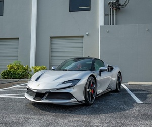 Ferrari SF90 Stradale 2021 d'occasion, excellent état, prêt à être expédié - Product Image 1
