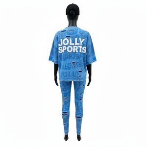 Ensemble femme personnalisé : t-shirt en coton premium 200 GSM et legging extensible en spandex bleu ciel, motif logo sublimé, impression sérigraphique. - Product Image 3