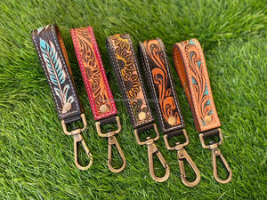 Porte-clés imprimé floral sculpté à la main Porte-clés en cuir usiné mignon pour hommes avec accessoires en relief en métal - Product Image 5